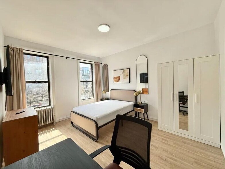 Building Photo - Furnished room/NOT APARTMENT
