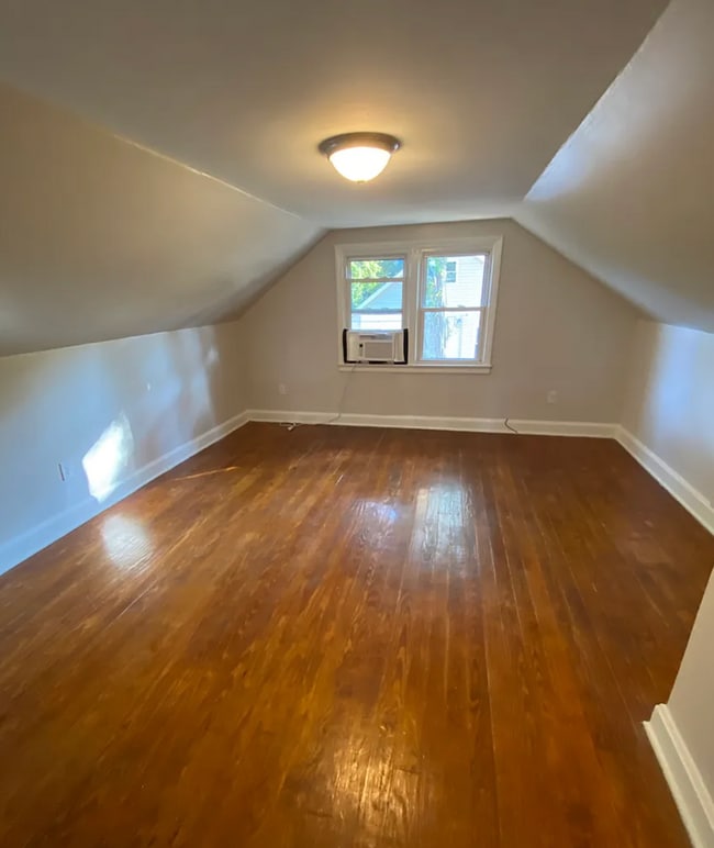 Building Photo - Renovated 3/1 Available Near Downtown Gree...