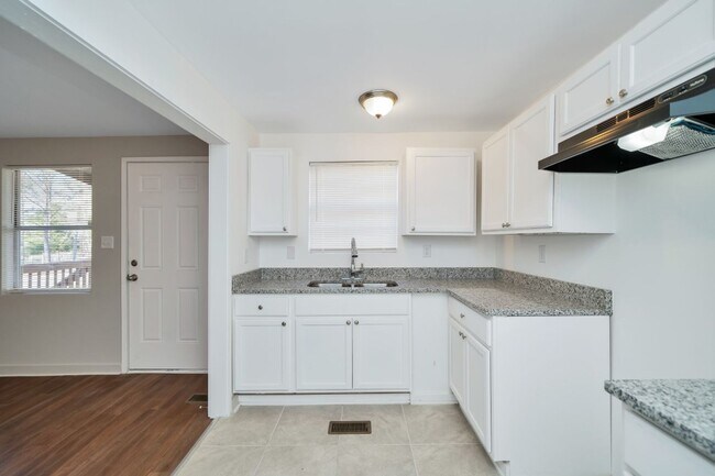 Building Photo - 1624 Fairview Dr