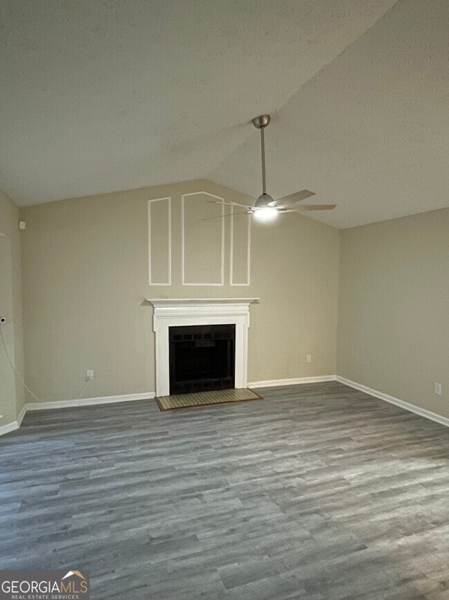 Building Photo - 1530 Pin Oak Ln SE