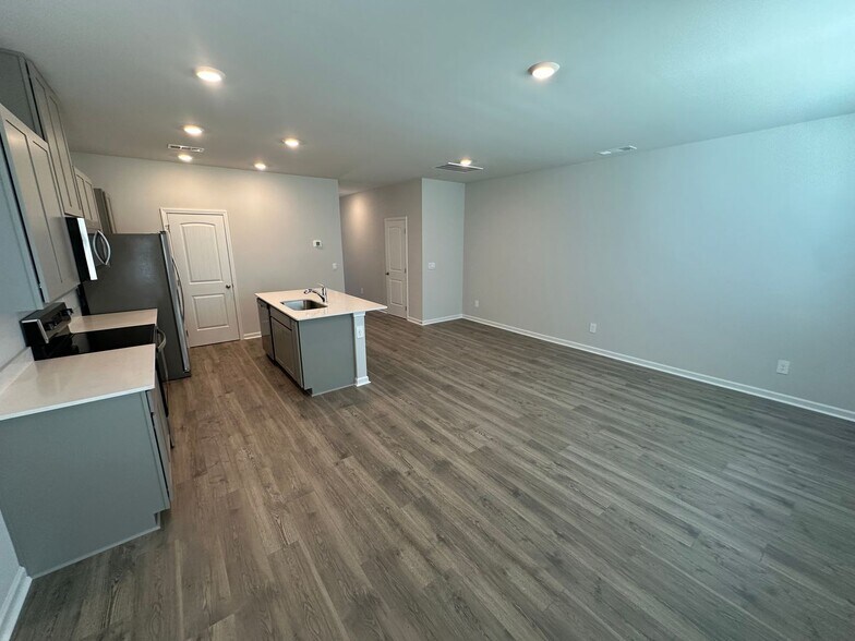 Building Photo - 206 Hazel Ln