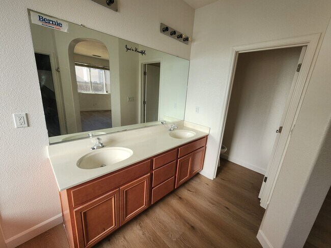 Building Photo - Beautiful 5 bed/4 bath home in Santa Nella!