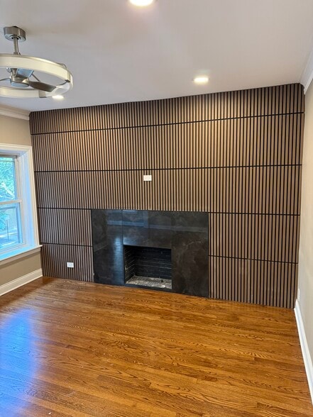 Living room - 1629 W Granville Ave