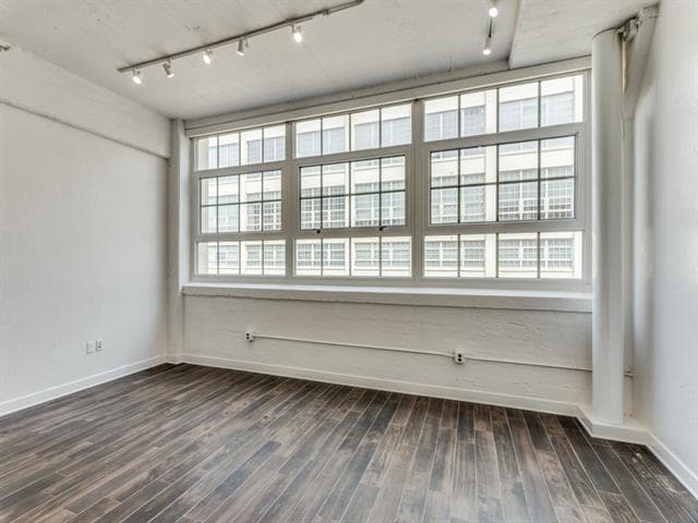 Building Photo - 2600 W 7th St