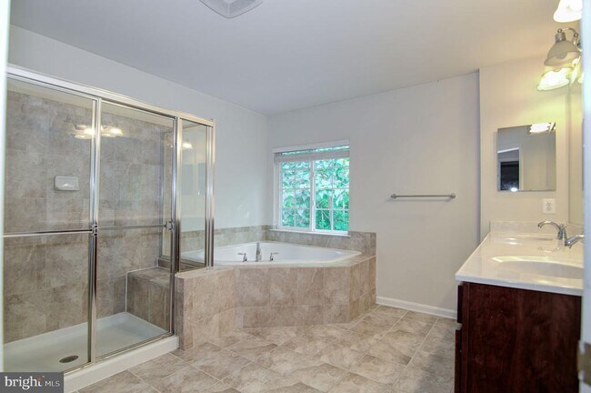 Building Photo - 3401 Eagle Ridge Dr