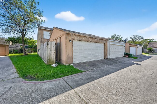 Building Photo - 8646 Maplecrest Dr