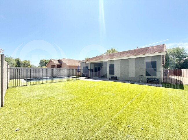 Building Photo - 960 E Chelsea Dr