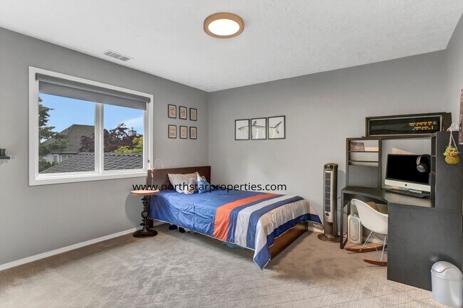 Building Photo - Lake Oswego Perfection