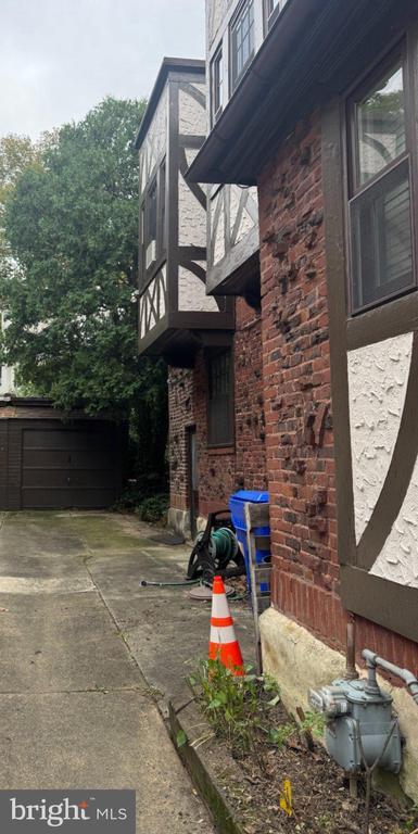 Building Photo - 8235 Brookside Rd