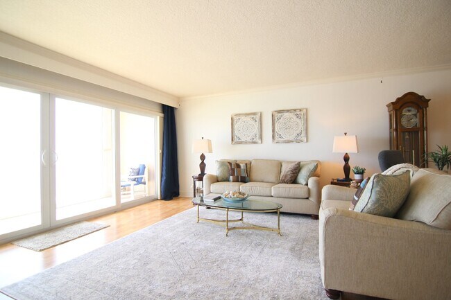 Building Photo - Gorgeous Furnished Direct Ocean Condo in Indialantic