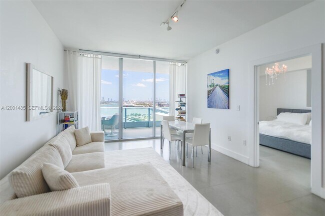 Building Photo - 900 Biscayne Blvd