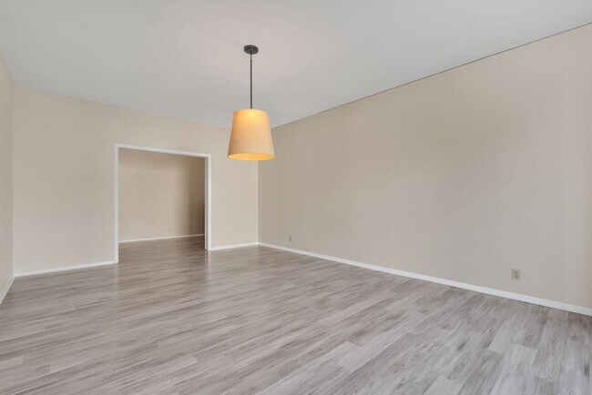 Building Photo - Charming 2 Bedroom Condominum