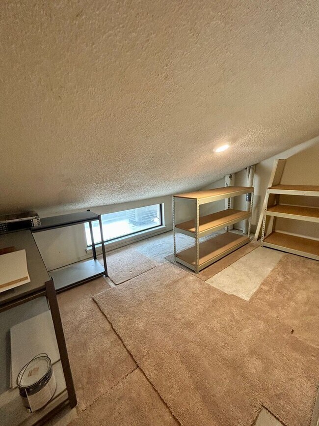 Building Photo - Gorgeous and spacious condo in a quiet and convenient location!