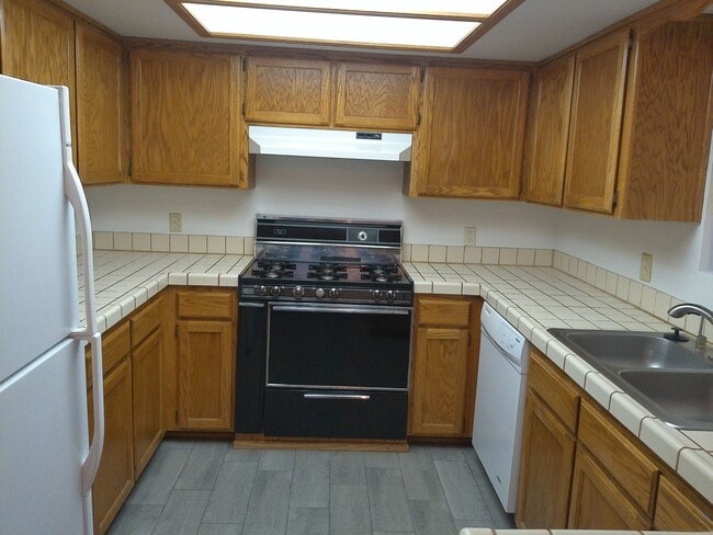 Building Photo - LONG TERM 12 MONTH LEASE