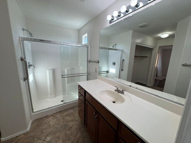Building Photo - **STUNNING 3 BEDROOM/2.5 BATHROOM HOUSE IN LOCATED IN LYONS GATE (RAY & HIGLEY)**