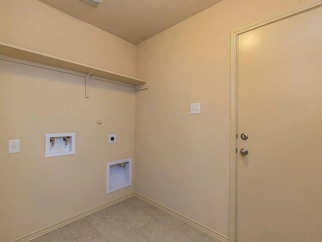 Building Photo - 3 Bed 2 Bath Home with Fenced Back Yard
