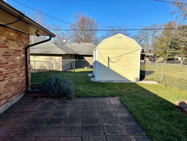 Building Photo - 3 bed 1 bath close to shopping, schools, parks and more!