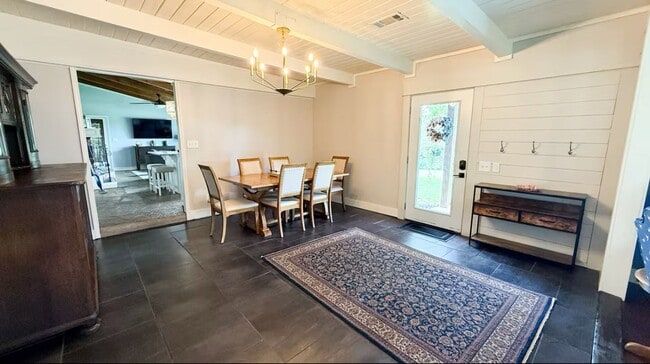 Building Photo - MOVE IN READY!!