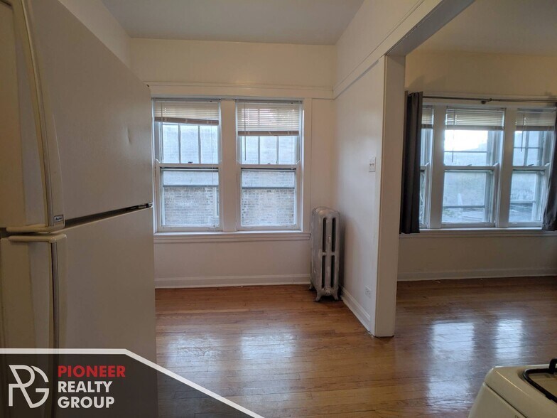 Building Photo - 822 W Waveland Ave