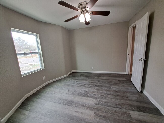 Building Photo - Nicely Renovated 3BR/2BA Mobile Home in Ba...