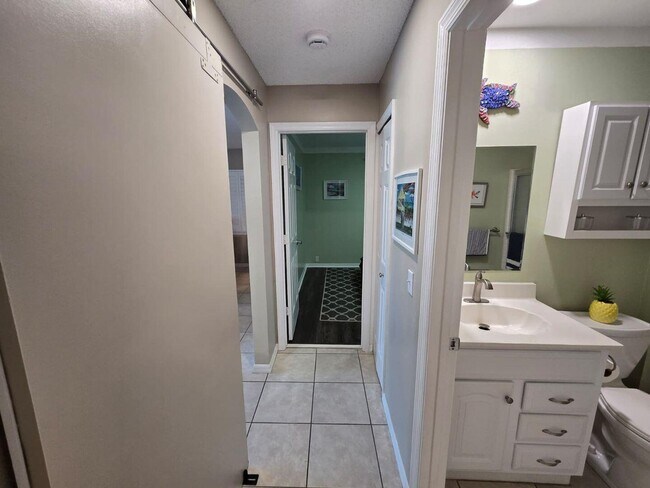 Building Photo - 862 SW Carmelite St