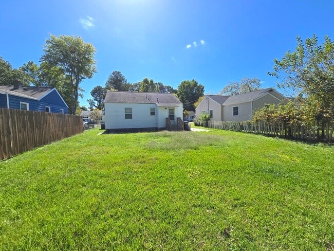 Building Photo - CHARMING 2 BEDROOM SINGLE FAMILY