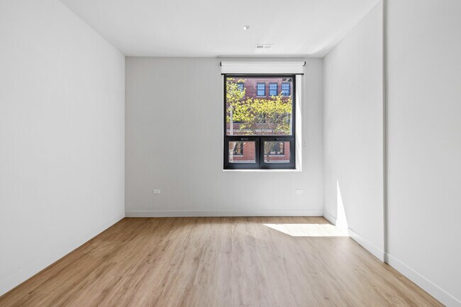 Building Photo - 1550 W Monroe St