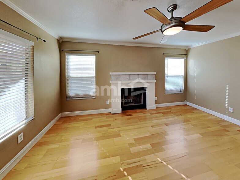 Building Photo - 907 N Albert Dr