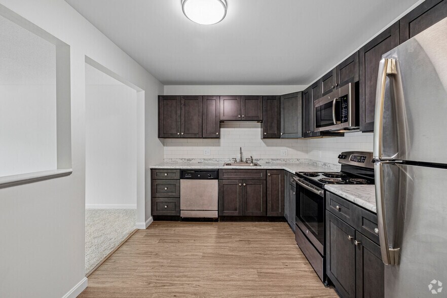 1BR, 1BA - 750SF - Kitchen *Renovated, finishes available on select apartments - Greenview Village Apartments