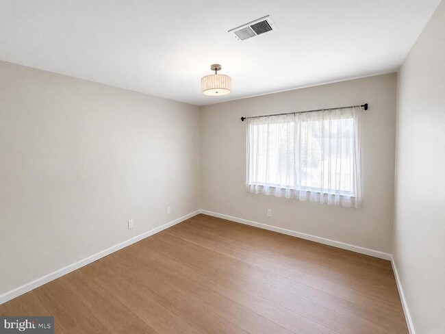 Building Photo - 2480 Glengyle Dr