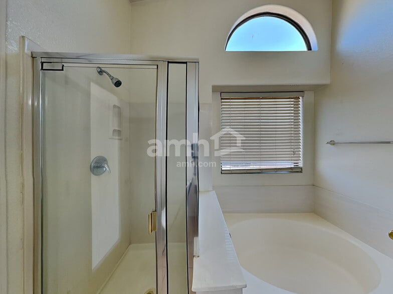 Building Photo - 16803 W Fillmore St