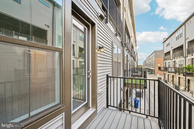 Building Photo - 2506 W Peninsula Dr