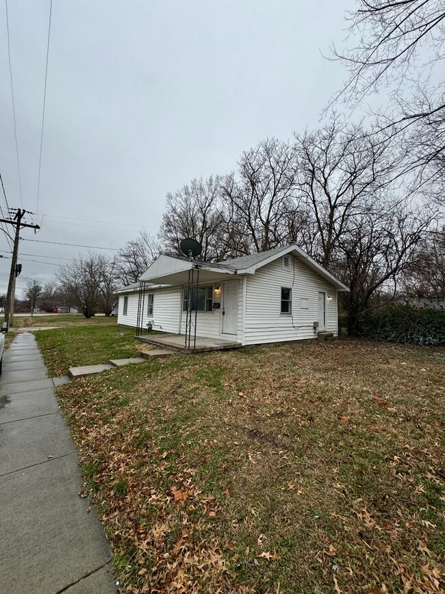 Building Photo - 3 bedroom/1 bath house w/shed