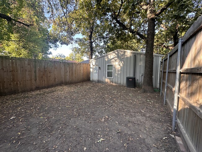 Building Photo - 916 N Austin St