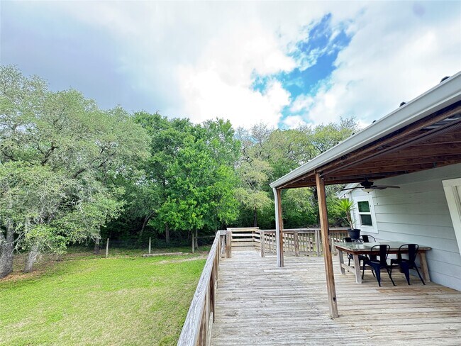 Building Photo - 879 Christmas Rd