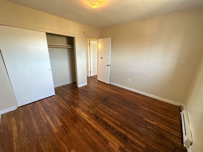 Building Photo - 2nd Flr 2 Bed 1 Bath Apt w/ Hardwood And T...