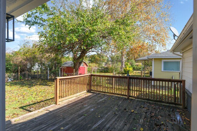 Building Photo - 3BR/1BA Home with W/D Hookups + Holiday Move-In Special $150 !!