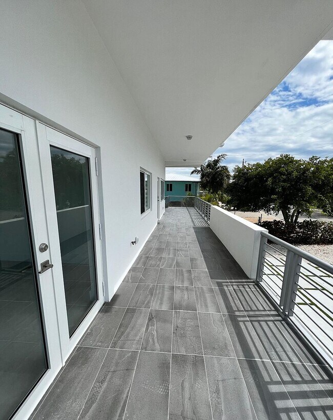 Building Photo - 229 W Seaview Cir