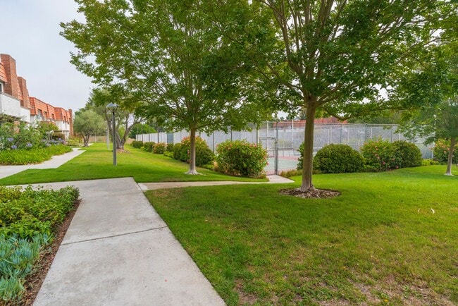 Building Photo - RPV Remodeled 2 bed 3 bath townhome in gat...