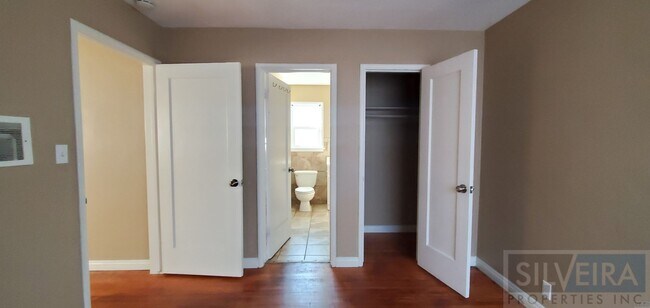 Building Photo - m-300