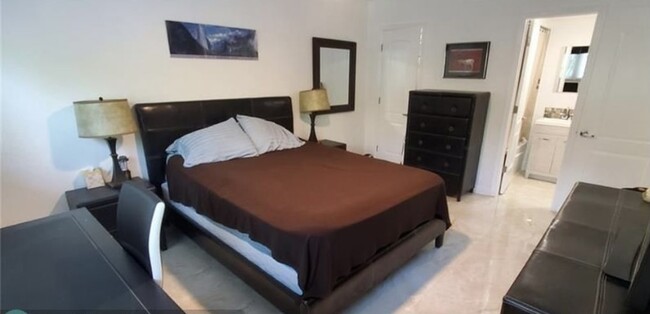 Master bedroom with full bath and walk in closet. - 1826 N Dixie Hwy