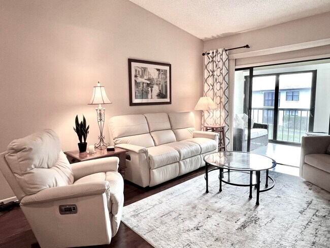 Building Photo - 3328 Lucerne Park Dr