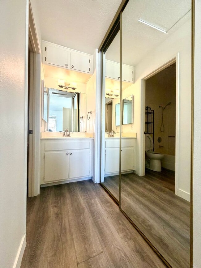 Building Photo - 2 Bed, 2 Bath upper end unit in Beautiful Rancho Santa Margarita