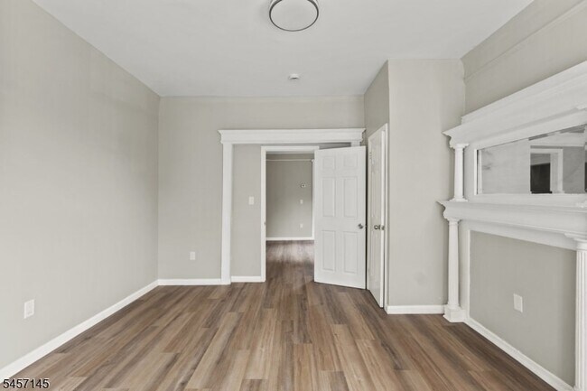 Building Photo - 37 Mapes Ave