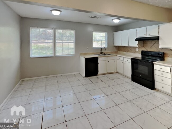 Building Photo - 450 Fairburn Rd NW