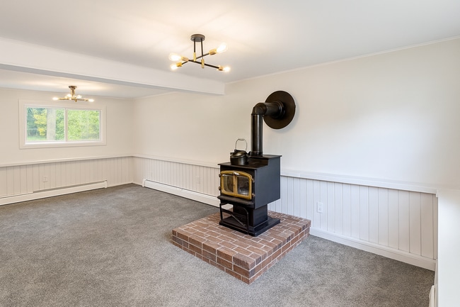 Building Photo - Stunning Renovated 4-Bedroom Home with Gor...