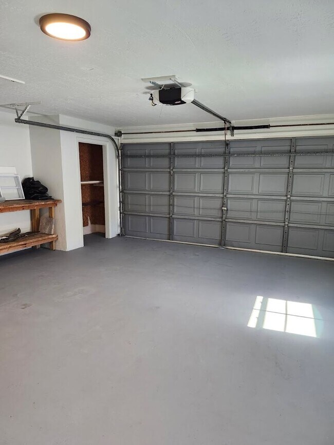 Building Photo - Gorgeous 3/2/2 Home, Great Location