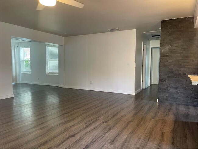 Building Photo - 3202 W Coachman Ave