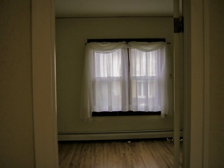 Large bedroom - 527 Hall Ave