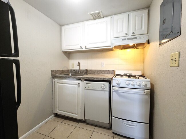 Building Photo - Ground Floor End-Unit; New Paint; All-Tile...